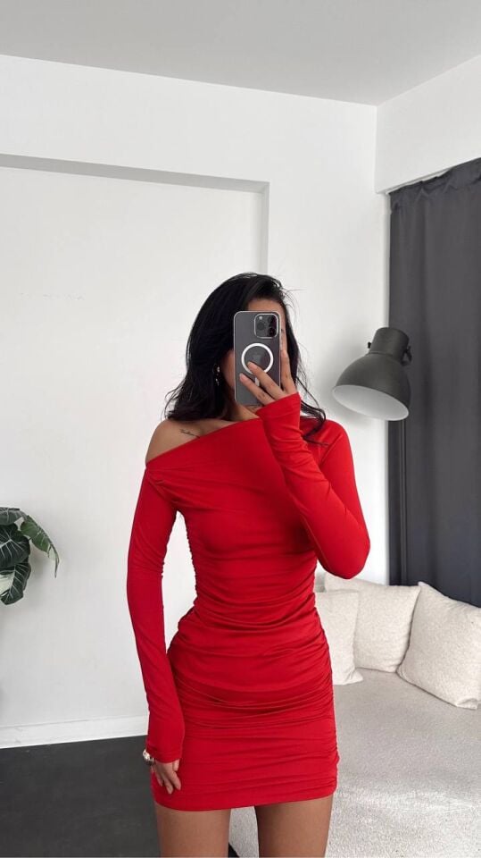 DALGIÇ KUMAŞ UZUN KOLLU AÇİK TEK OMUZ KISA ELBİSE